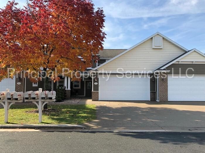 Primary Photo - 1715 Oak Hollow Ln