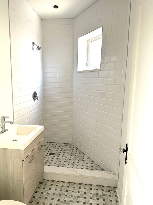 Foto del edificio - 1254 W Addison St