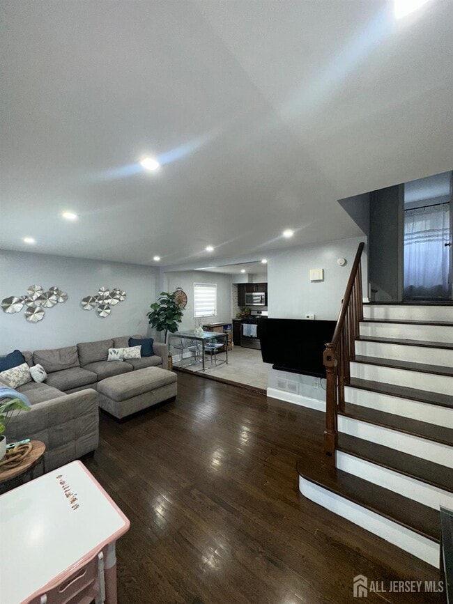 Building Photo - 1019 Main St