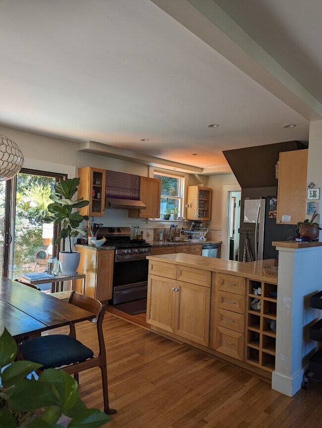 Kitchen - 180 B St