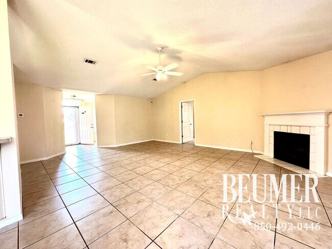 Building Photo - Beautiful 3Bed/2Bath Home Close to Correy ...