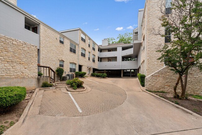 Foto del edificio - Rare Two-Bedroom Condo at The Quarry in Enfield