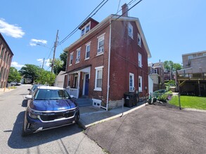 Building Photo - 422 Gold St
