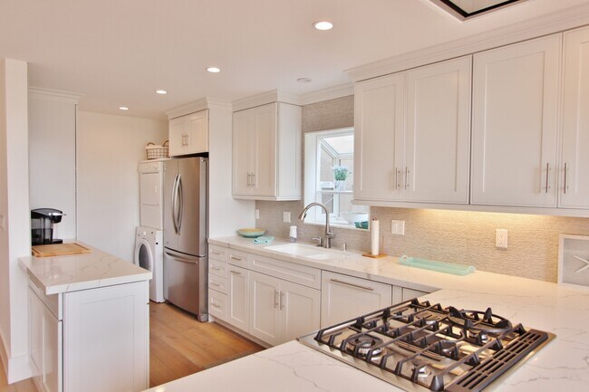 Building Photo - 6501 Vista Del Mar