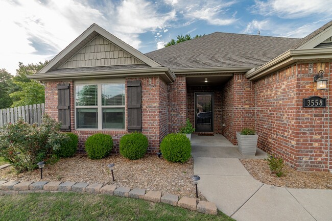 Building Photo - Impeccable 3 BR Home on Corner lot! Lots o...
