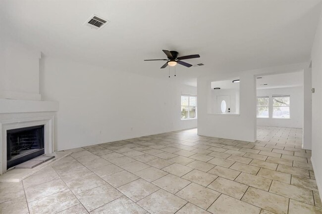 Building Photo - 512 Woodford Dr