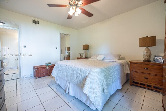 Building Photo - 10385 N Kendall Dr