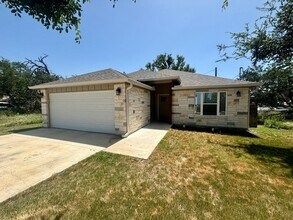 Building Photo - 713 Maple Ln