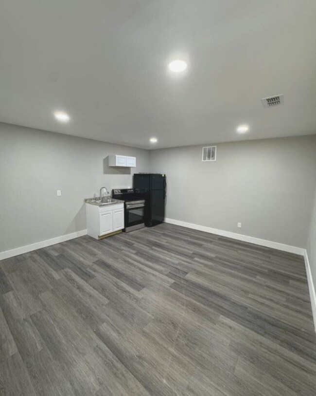 Building Photo - 555 Paines Ave NW