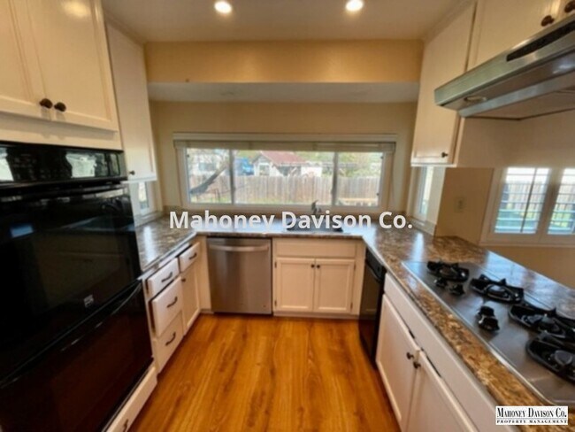 Foto del edificio - 749 Adobe Rd