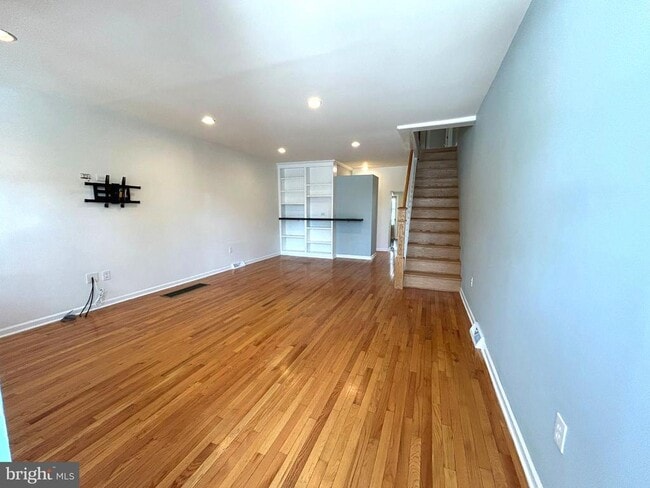 Building Photo - 209 Hermit St