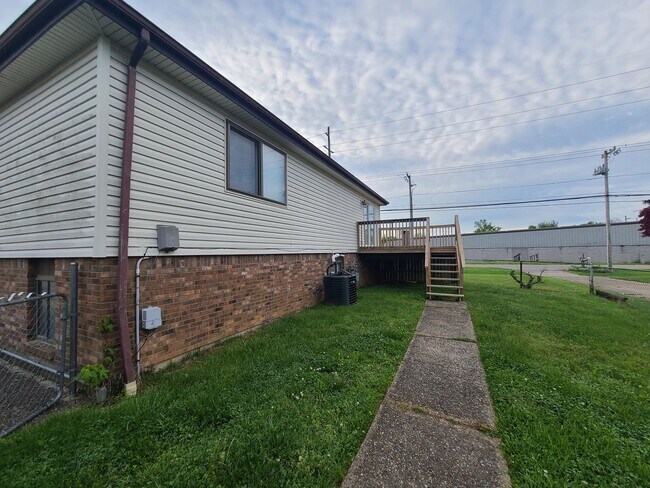 Foto del edificio - Lovely 4 bedroom 2 full bath bi-level home with large garage