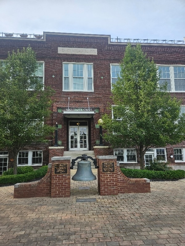 Building Photo - 7482 Center St