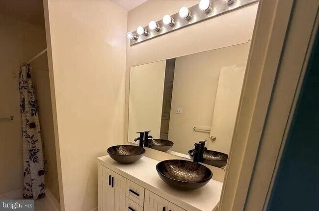 Foto del edificio - 4711 Leyden Way