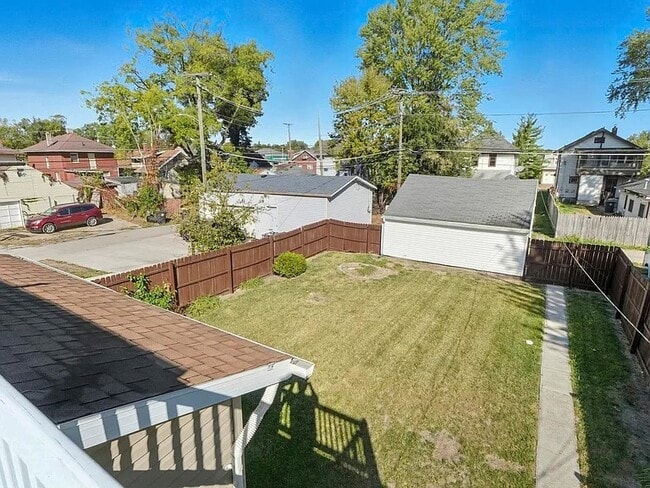 Building Photo - 121 E Branning Ave