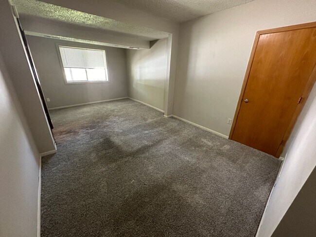 Building Photo - 1000 Division St S