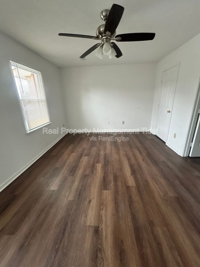 Building Photo - 128 Loch Cir