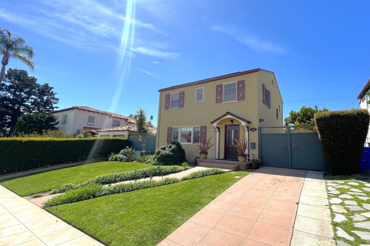 Primary Photo - Charming Historic Point Loma Home! Featuri...