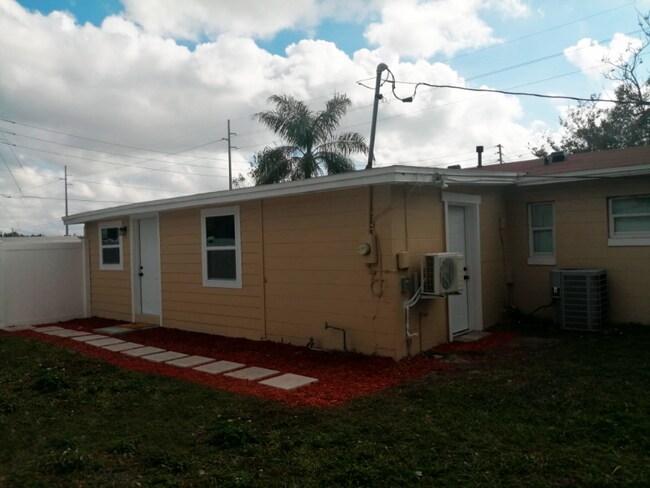 Building Photo - 5824 Harcourt Ave