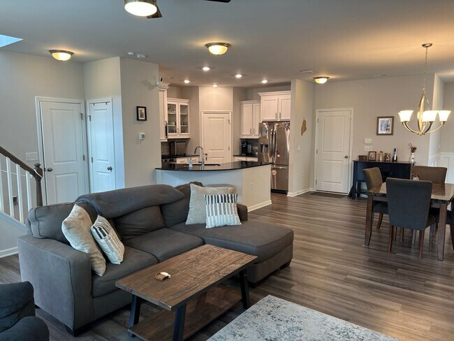 Building Photo - Beautiful 3-Bedroom Home in Copley Farm! Available Jul 1, 2026