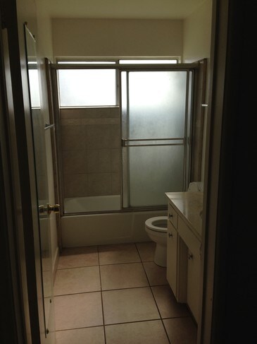 Baño - 341 N Atlantic Blvd