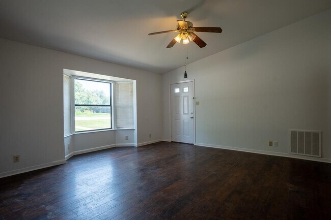 Building Photo - 104 Grand Prairie Cir