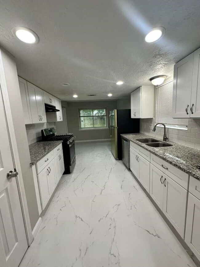 Building Photo - 10213 Fairland Dr