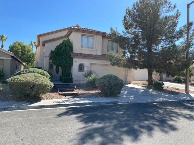 Foto del edificio - Beautiful 5 bedroom, 2 story home in the h...