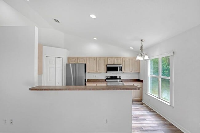 Building Photo - 3 Bedroom Single Family Home in Vero Beach