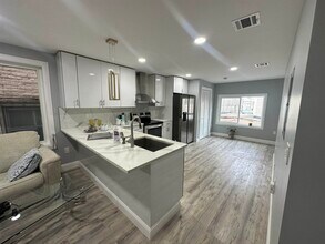 Building Photo - 514 43rd St