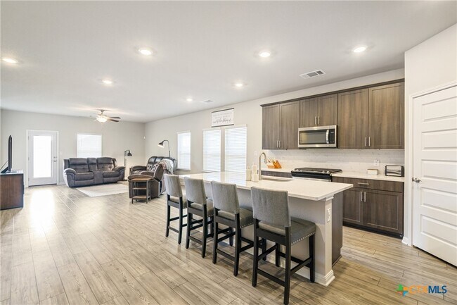 Building Photo - 10310 Mager Ln