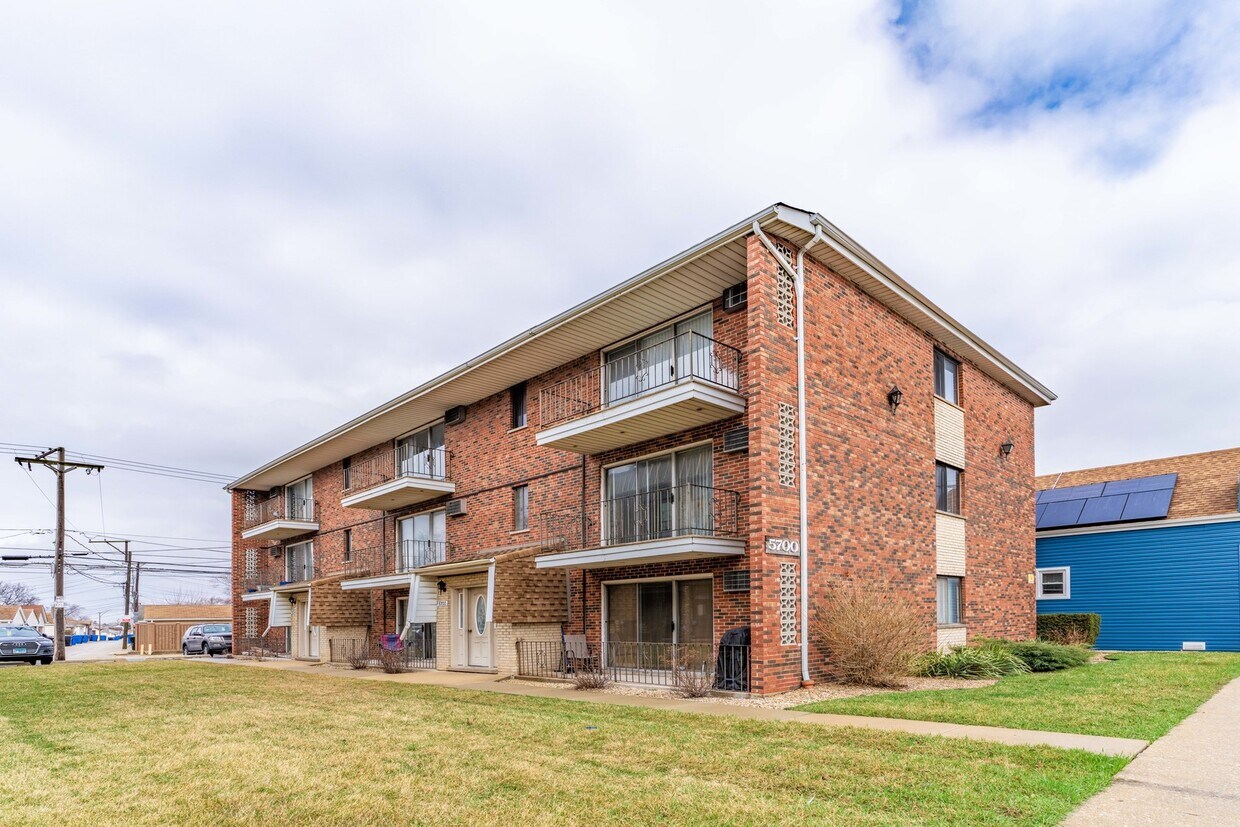 Primary Photo - 5700 S Archer Ave