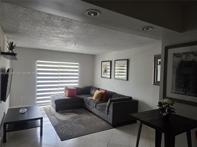 Foto del edificio - 4265 NW S Tamiami Canal Dr