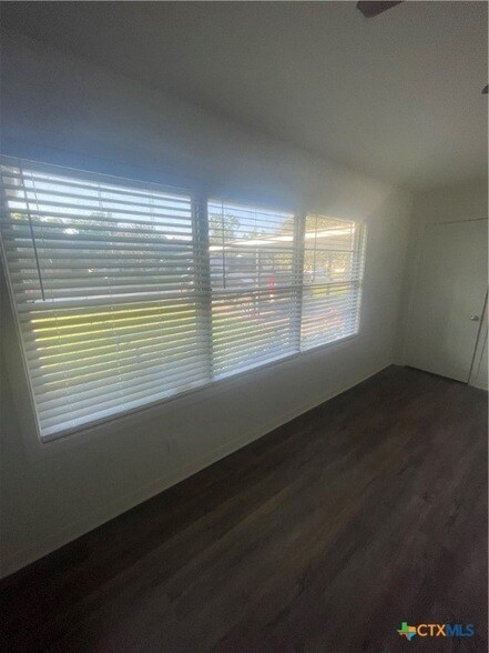 Foto del edificio - 910 Fern Ln