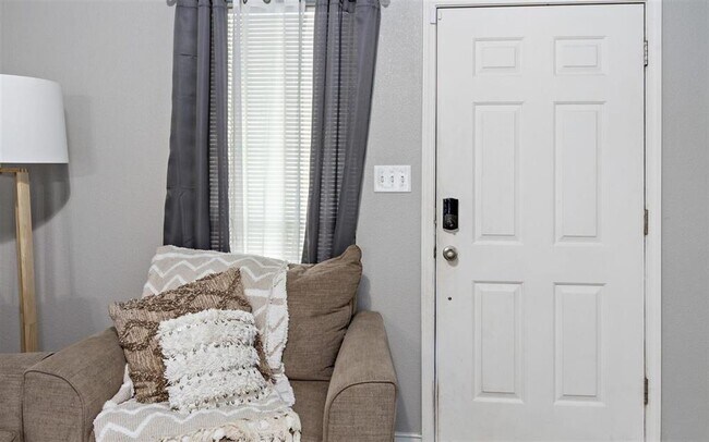 Foto del edificio - 5760 Shadowbend Cir S