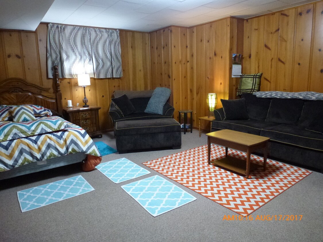 Spacious bedroom. - 1001 Kittitas St