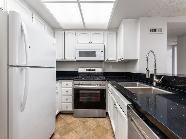 Foto del edificio - 7800 Topanga Canyon Blvd