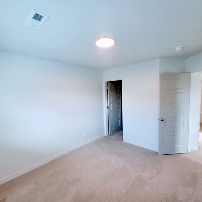 Building Photo - Gorgeous Townhome!!!