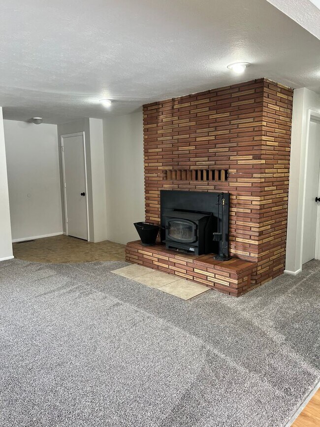 Building Photo - 3 Bedroom, 2 bath home in Moyina Heights *...