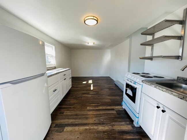 Building Photo - 415 16th St W