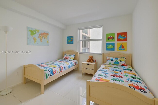 Foto del edificio - 17150 N Bay Rd