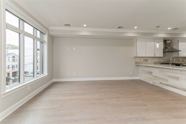 Building Photo - 22 Poplar St