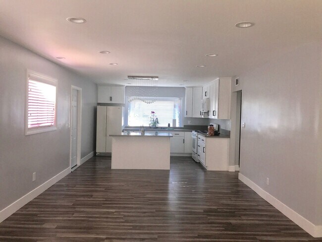 Foto del edificio - Stunning North Hills Home Completely Redone