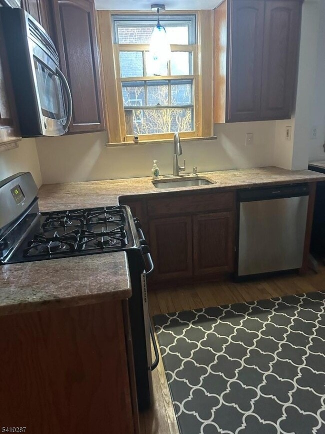 Foto del edificio - 325 Bogert Ave