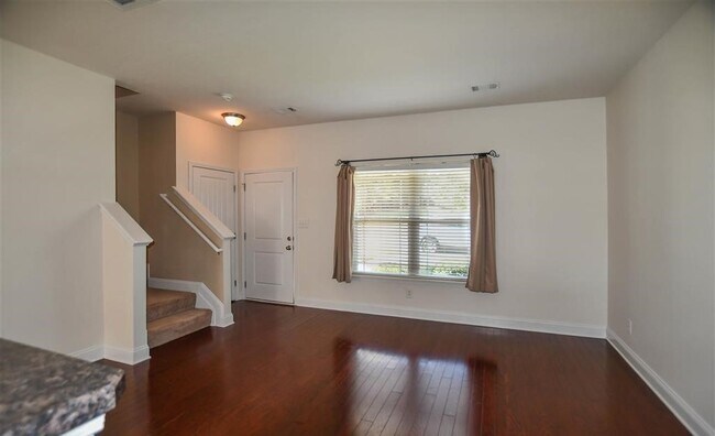 Building Photo - 412 Promenade Dr SW