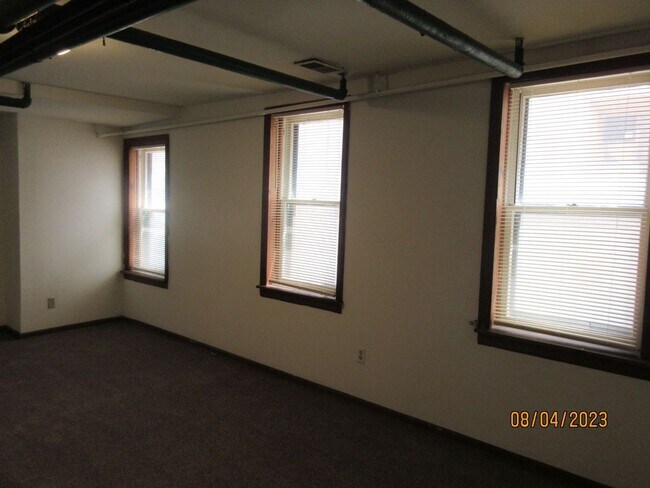 Building Photo - 819 E Center St