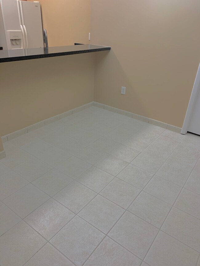 Área de sala de estar/comedor - 13566 SW 11th Ln