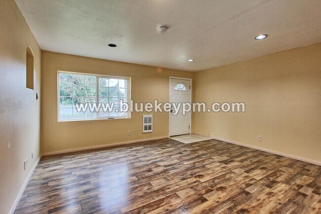 Foto del edificio - 2 Bed, 2 Bath Home with a Large Yard Near Glenfair Park