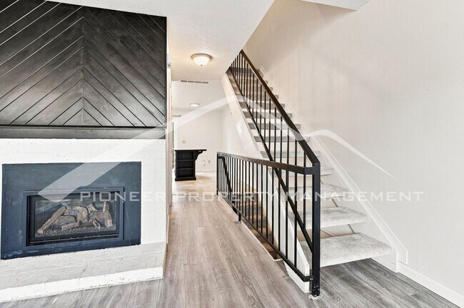 Building Photo - Spacious Townhouse with Central AC and Washer/Dryer