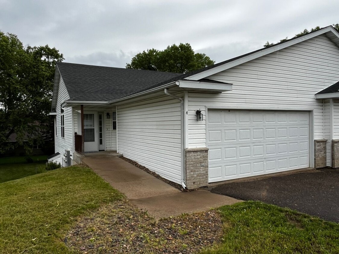 5624 Gables Dr Unit 5624 Gables Dr Apt 4, Eau Claire, WI 54701 Room